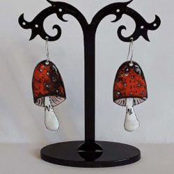 Champignons Amanite- Boucles d oreilles pendantes rouges et blanches, emaux sur cuivre et fermoirs en argent 925/1000