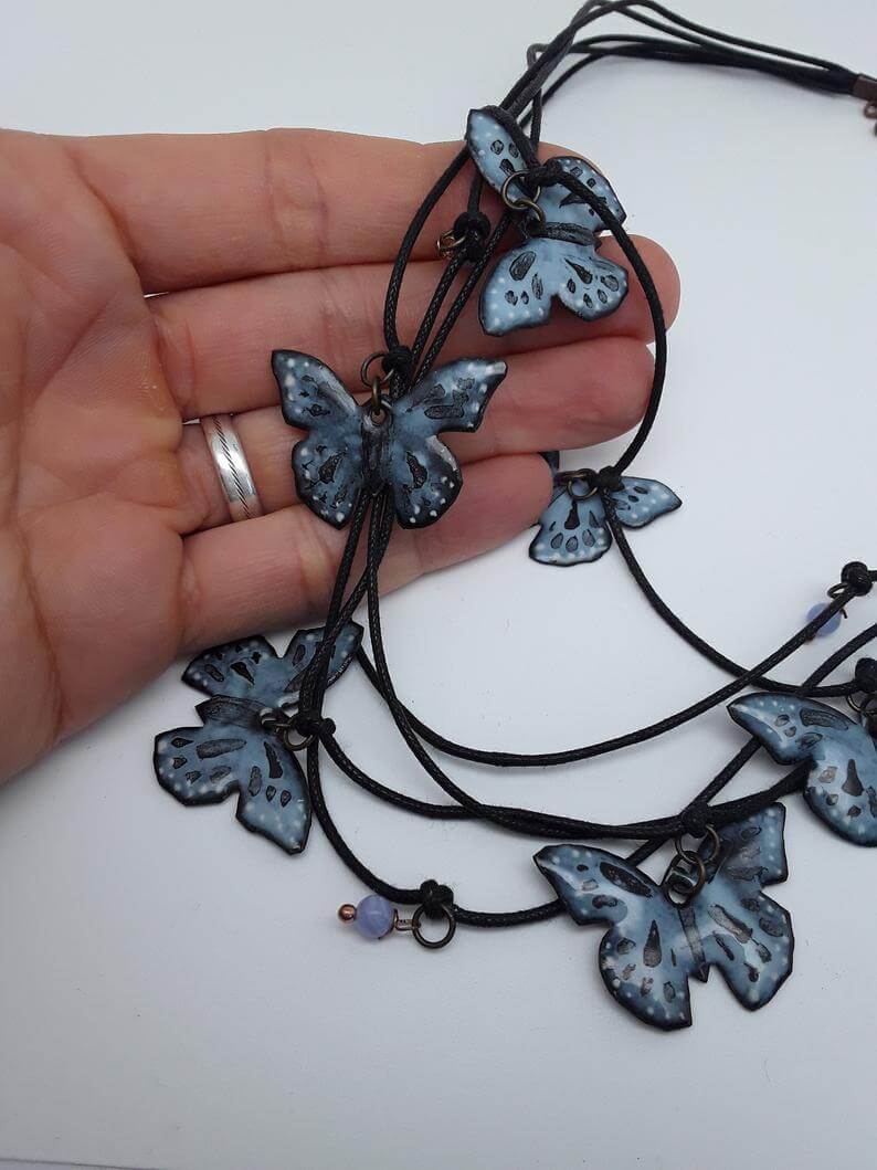 Collier aux papillons- ras de cou gris bleuté, noir- émaux sur cuivre, perles agate onyx bleu gris- bijou artisanal