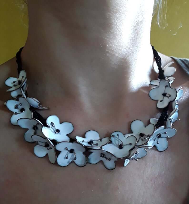 Daisy- collier ras de cou fleurs blanches- emaux sur cuivre, argent 925/1000, soie- bijou artisanal