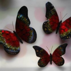 Décoration murale intérieur/extérieur,  » Envolée de papillons »  rouge, vert, noir,  fait main par Leszémaux