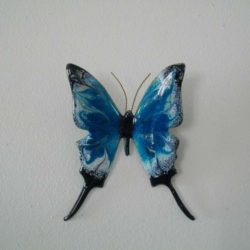 Décoration murale intérieur/extérieur « Papillon bleu, blanc, noir », émaux sur cuivre, création Les z’émaux