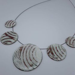 White Circles- collier blanc- émaux sur cuivre et argent 925/1000, bijou made in France