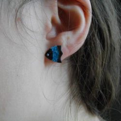 Boucles d’oreilles  « Petits poissons d’argent » bleu ciel et montures en argent massif 925/1000, fait main par Les z’émaux