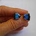 Boucles d’oreilles  « Petits poissons d’argent » en bleu électrique et noir et montures argent massif 925/1000