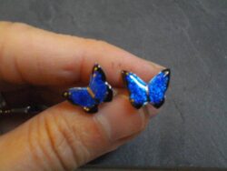 Boucles d'oreilles puces "Papillons" en bleu électrique, émaux sur cuivre, paillon d'argent, finitions or et argent massif, Les z'émaux