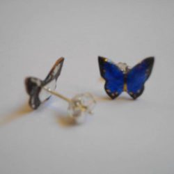 Boucles d’oreilles puces « Papillons » en bleu électrique, émaux sur cuivre, paillon d’argent, finitions or et argent massif, Les z’émaux