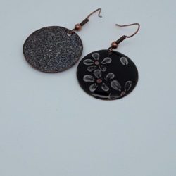 Boucles d’oreilles pendantes rondes Blossom flowers, noires motif floral, artisanat français