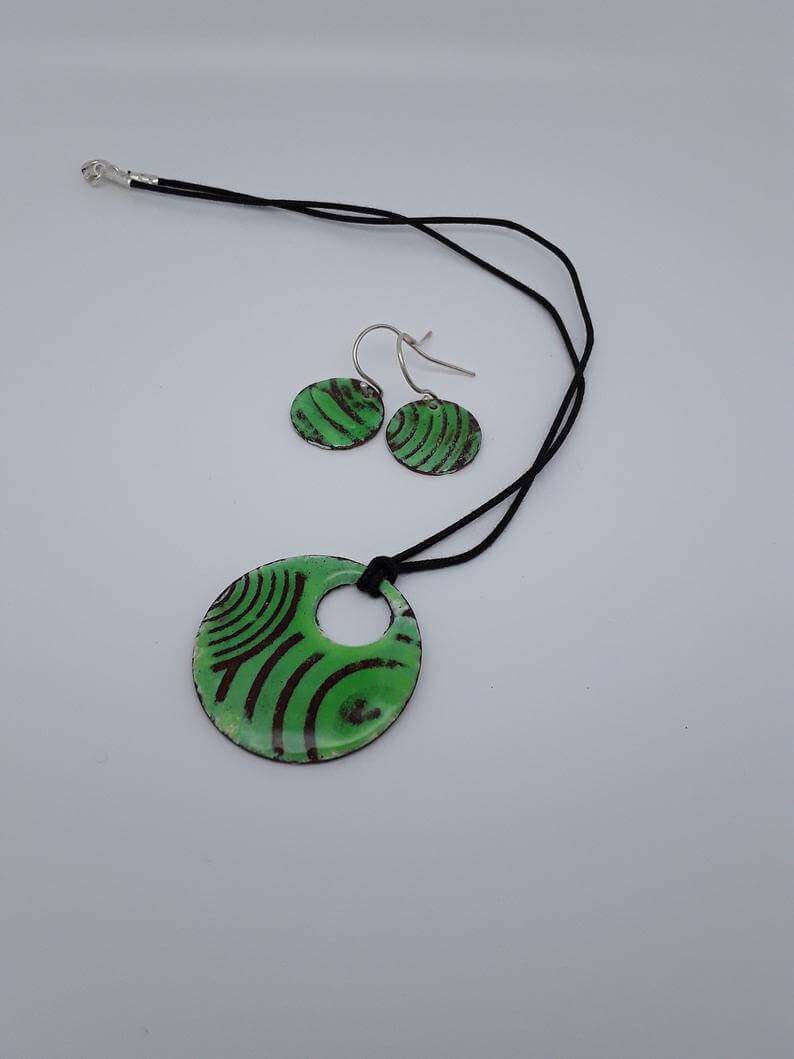 Green Circles- Boucles d’oreilles pendantes vertes- émaux sur cuivre et argent 925/1000, bijou made in France