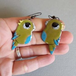 Boucles d’oreilles perroquets, « little parrots », vert,jaune, turquoise-emaux sur cuivre- création Les z’émaux