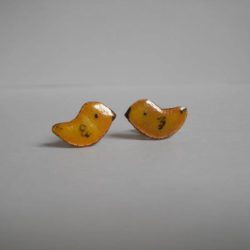 Boucles d’oreille ,puces, en  jaune et noir , »Les petits oiseaux », émaux sur cuivre